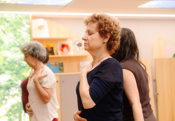 Imagen de cabecera de Un respiro en el hospital: sesiones gratuitas de yoga oncológico para adultos/as y niños/as