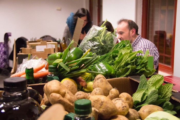 LOS VECINOS Y VECINAS RECUPERAN LA ESENCIA DEL MERCADO DE FRUTAS Y VERDURAS DE LEGAZPI